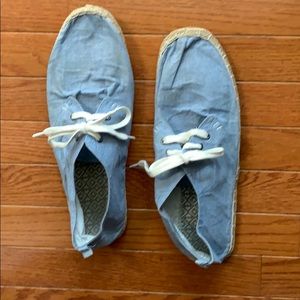 H&M. Men’s blue jean canvas shoes
